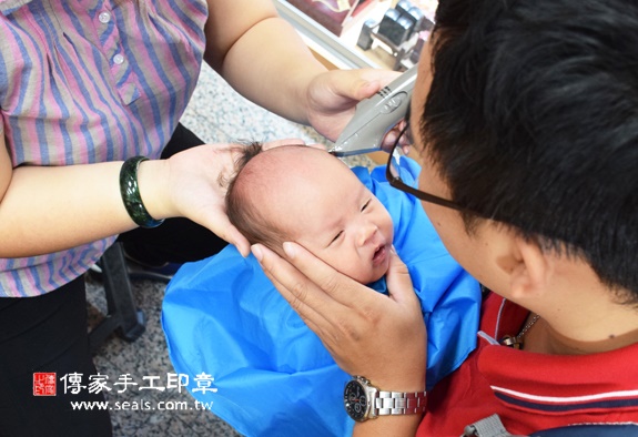 高寶寶(台中北區嬰兒寶寶滿月剃頭理髮、免費嬰兒剃胎毛儀式吉祥話)。中國風會場，爸媽寶貝免費穿「日中韓」古裝禮服。專業拍照、DVD光碟、證書。★購買「臍帶章、肚臍章、胎毛筆刷印章」贈送：剃頭、收涎、抓周，三選一。 2015.11.15 照片14